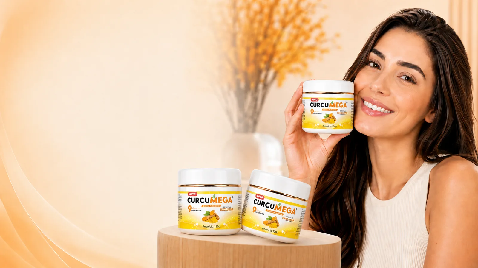 Mulher apresentando o pote de Creme Relaxante Curcumega